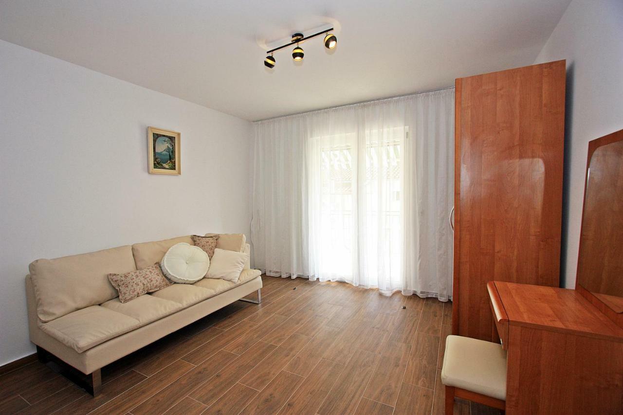 Villa V&D Milna  Buitenkant foto