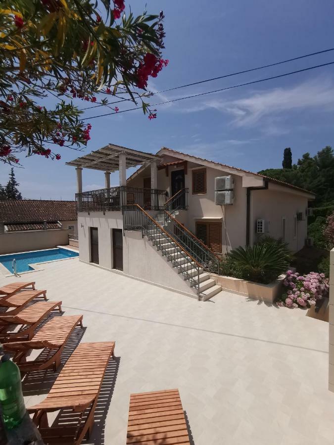 Villa V&D Milna  Buitenkant foto